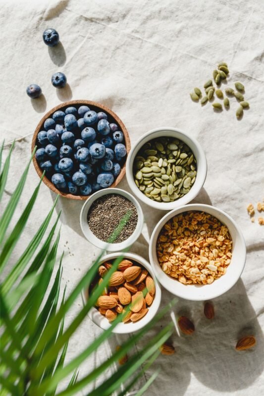 Pusryčių ingredientai – dribsniai, migdolai, mėlynės, moliūgų ir Chia sėklos